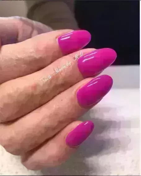 20 Lindos diseños de uñas de color rosa 2023
